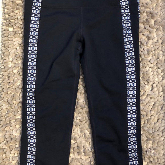 Navy blue GapFit yoga crops - Picture 2 of 4